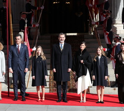 Sus Majestades los Reyes acompañados por la Princesa de Asturias y la Infanta Doña Sofía, junto al presidente del Gobierno y la presidenta del Senado